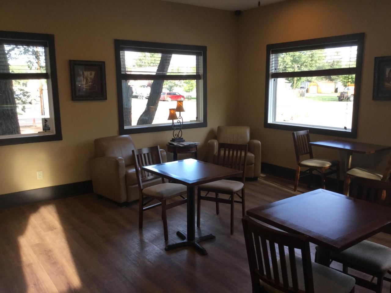 Sagebrush Inn & Suites Broadus エクステリア 写真