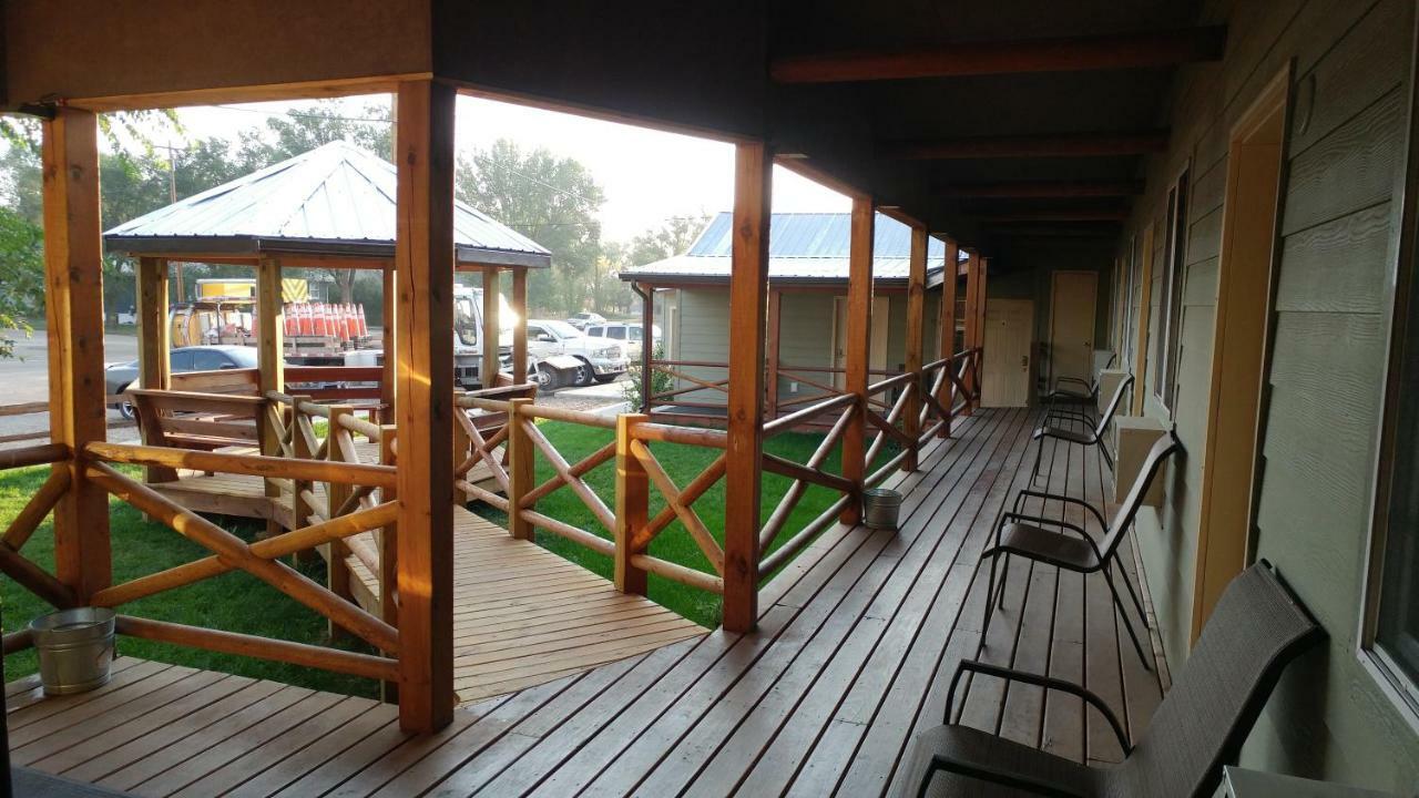 Sagebrush Inn & Suites Broadus エクステリア 写真