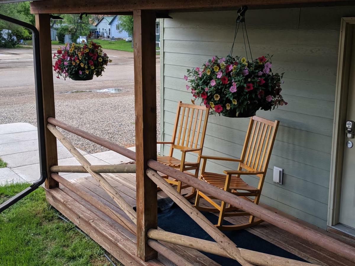 Sagebrush Inn & Suites Broadus エクステリア 写真