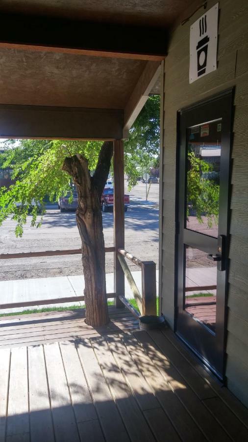 Sagebrush Inn & Suites Broadus エクステリア 写真